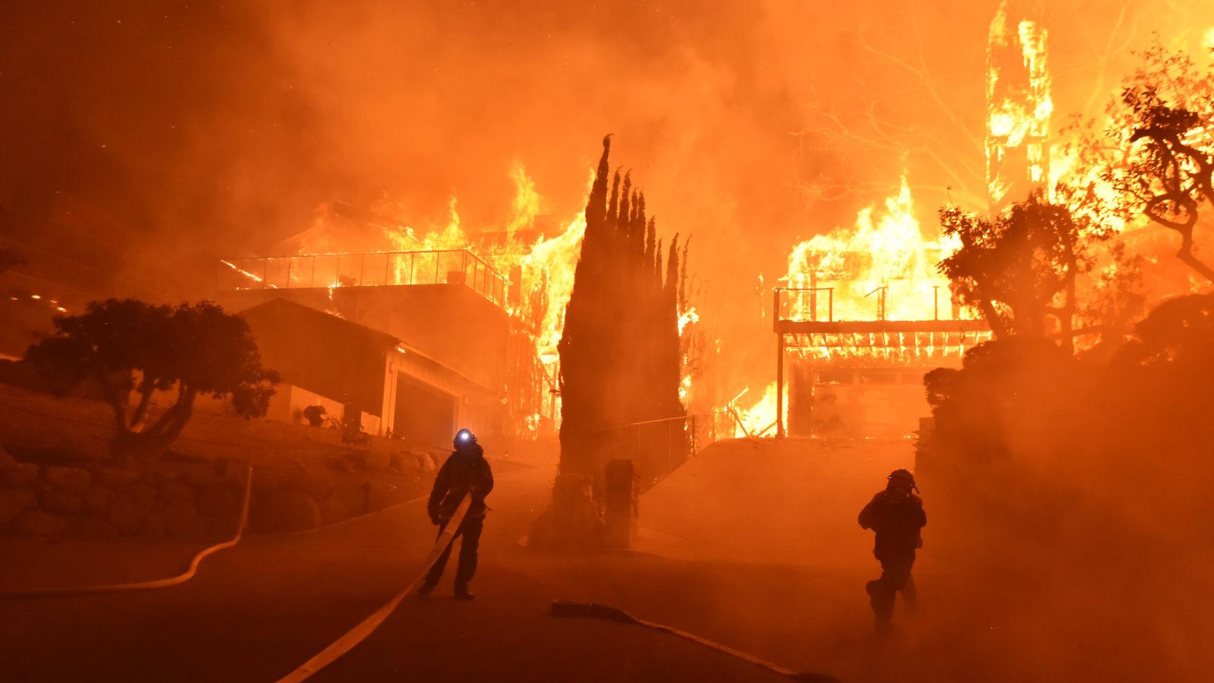 Photos: 27,000 flee wildfires north of Los Angeles